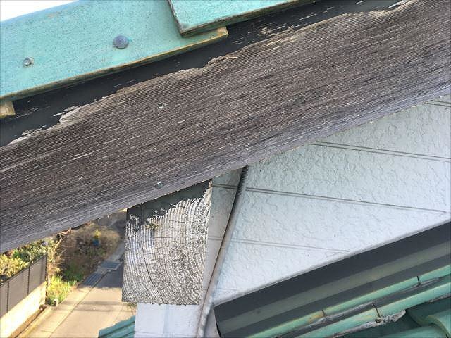 塗装がはがれた破風板